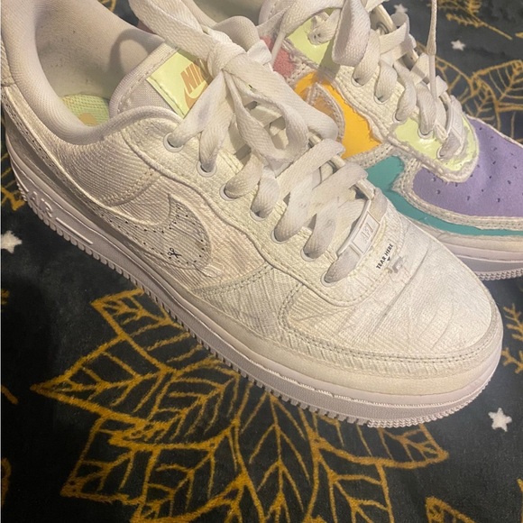 Nike Women's Multicolor Air Force 1 Sneakers - Picture 3 of 6